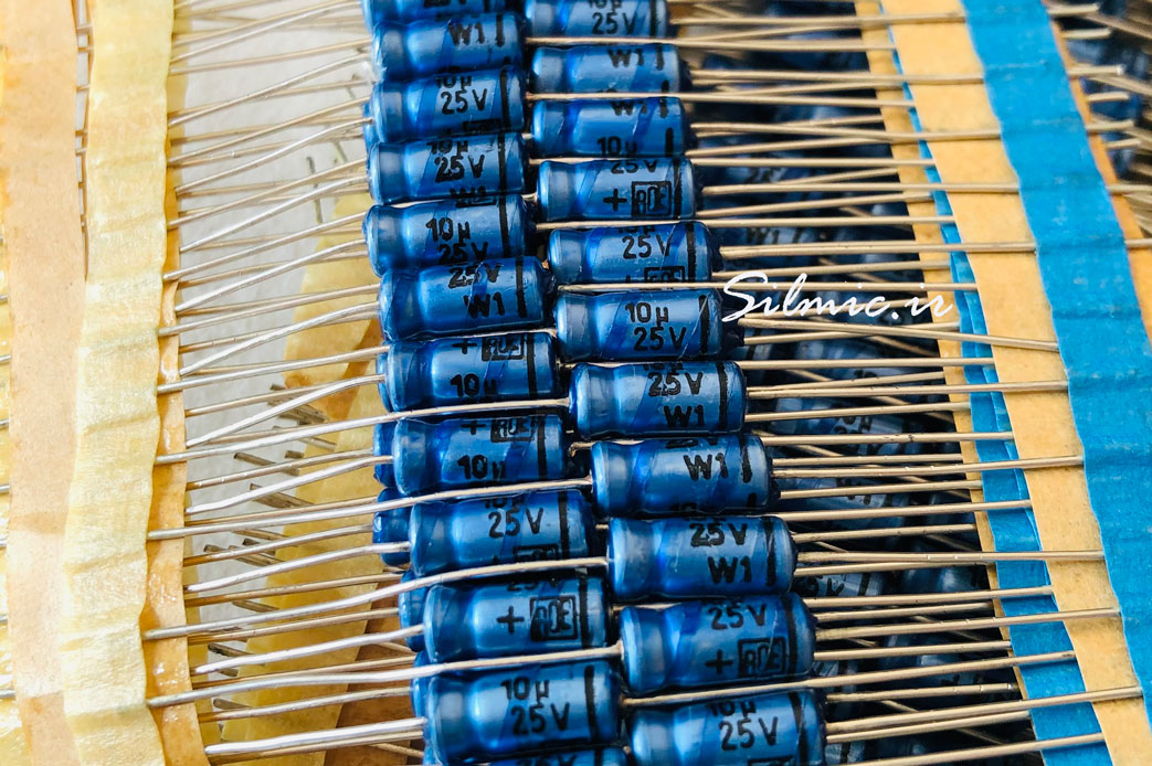 خازن اکسیال 10 میکرو فاراد ۲۵ ولت PHILIPS هلند سری 031k0 با طول عمر بالا