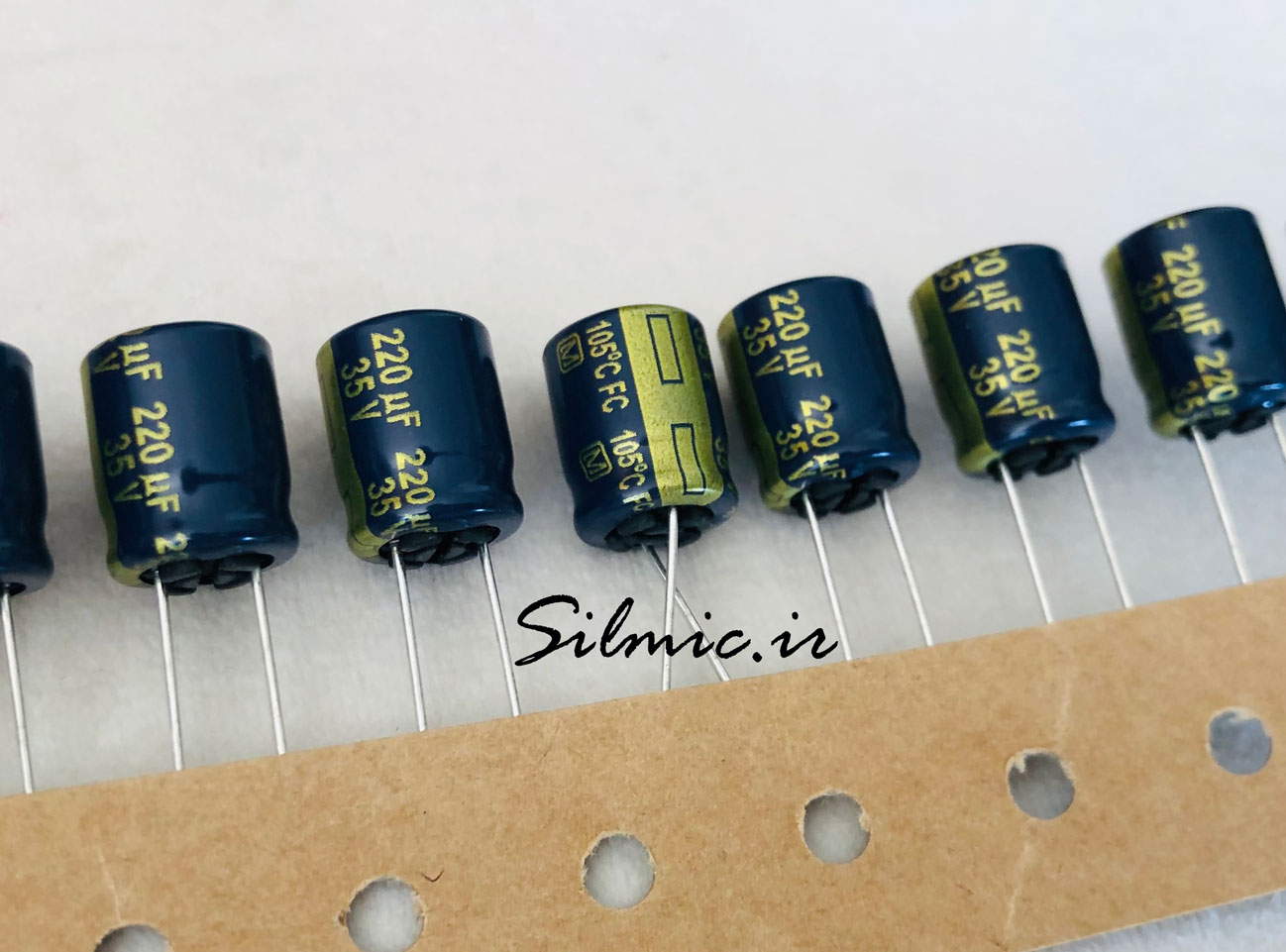 خازن های فای 220 میکرو فاراد 35 ولت سری FC پاناسونیک low impedance